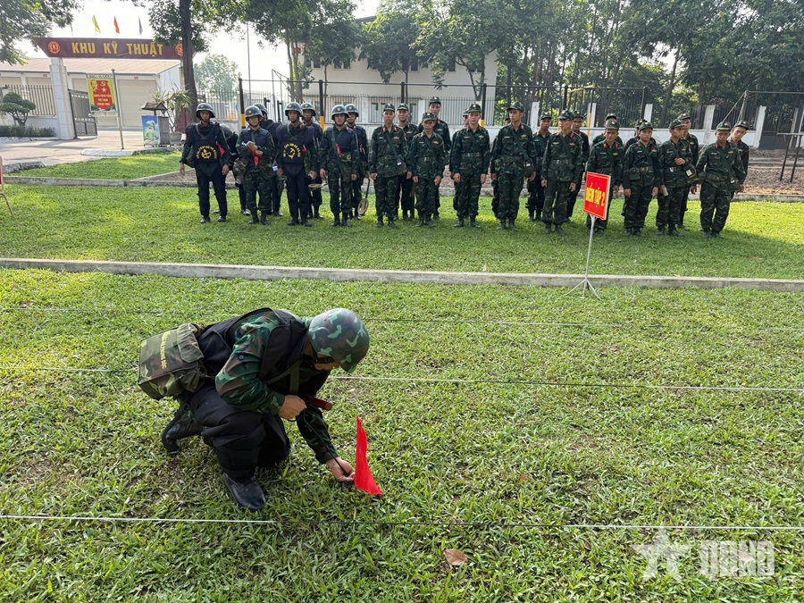 Lính công binh “vượt nắng, thắng mưa” trên thao trường huấn luyện